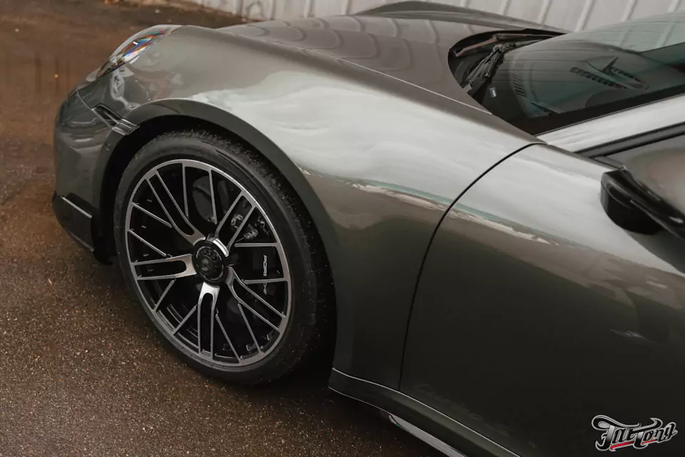 Забронировали Porsche 911 (992) Turbo S Cabriolet прозрачным глянцевым полиуретаном, защитили глянец в салоне, обработали кожу керамикой и обработали мягкую крышу